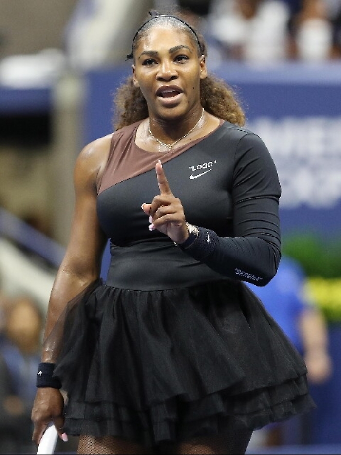 S. Williams in topless per beneficenza