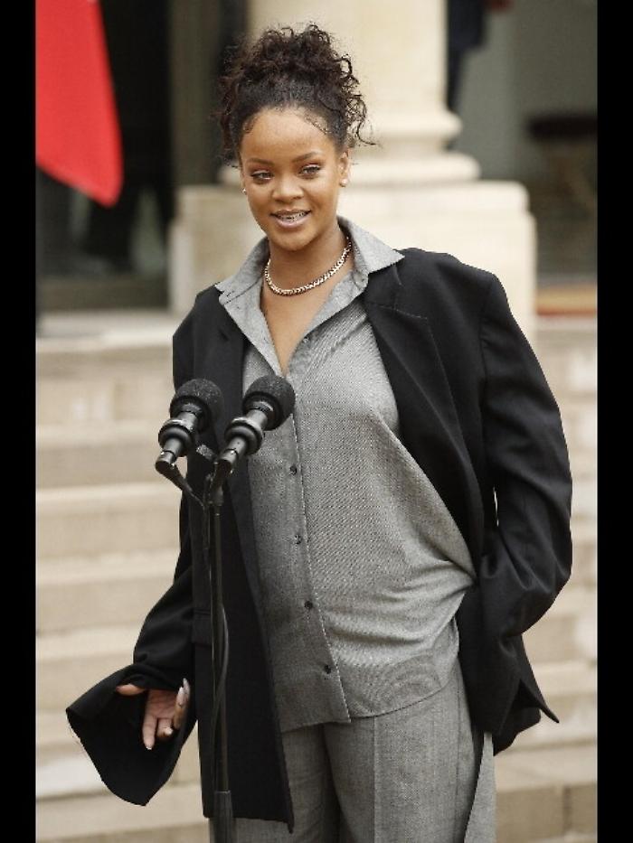 Rihanna fa causa al padre per uso nome