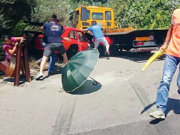 Auto sulla folla alla cronoscalata a Piedimonte sfiorata una strage