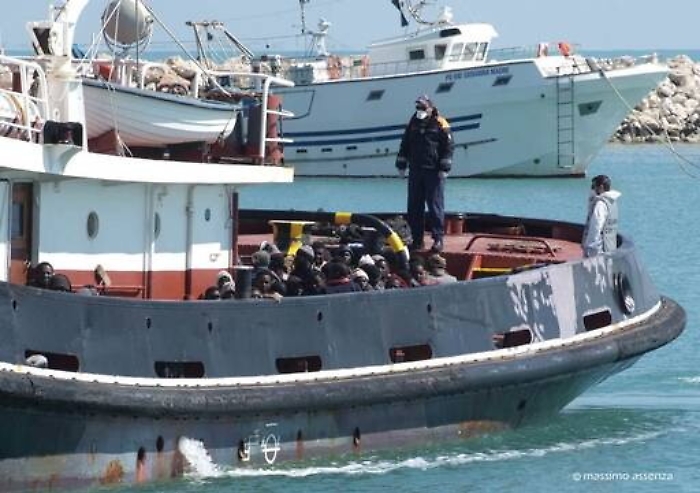 La Guardia costiera italiana accusa: "Malta ci nega l'attracco delle nostre navi cariche di migranti"