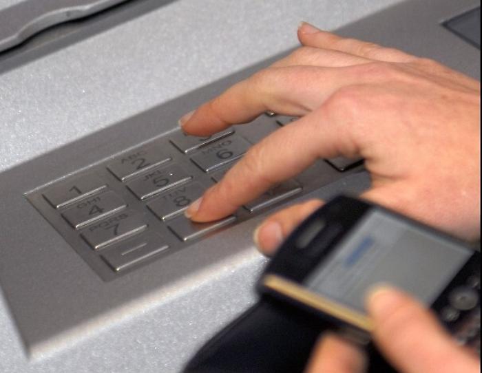 Palermo, tenta di rapinare due volte al bancomat la stessa persona