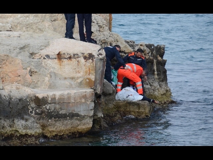 Mor&igrave; spinto da scogli, minori a processo