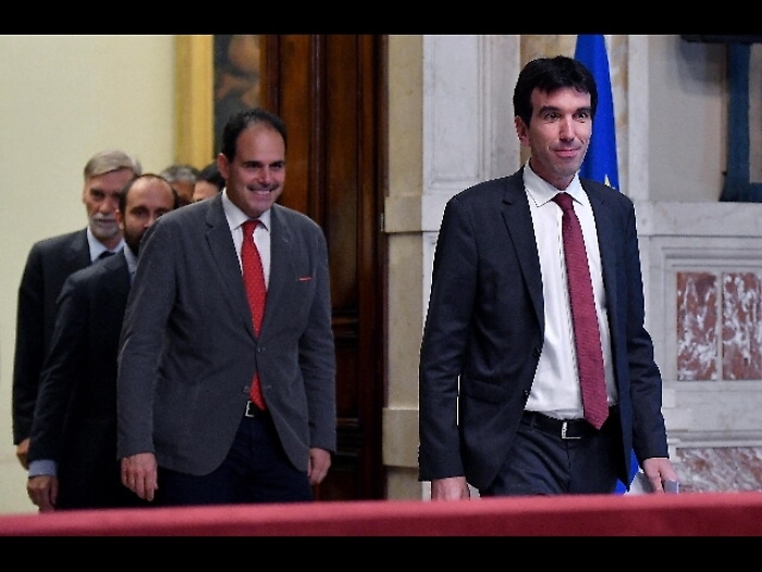 Martina propone astensione Pd su fiducia