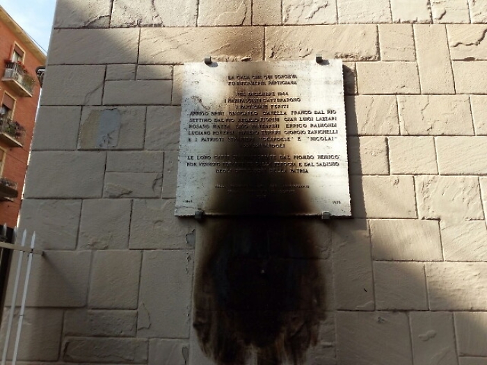 Bruciata corona sotto lapide partigiana