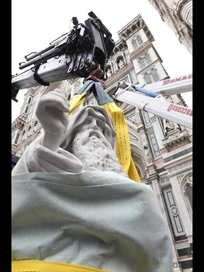 Duomo Firenze, su facciata replica opera