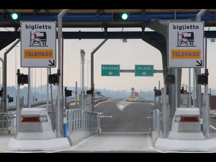 Si ribalta un camion, chiusa l'A1