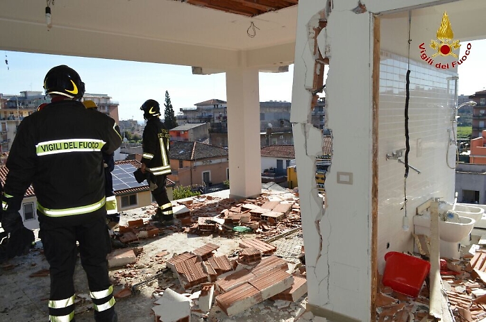 Catania, miscela di aria e gas sventra appartamento in via Sava: tre feriti