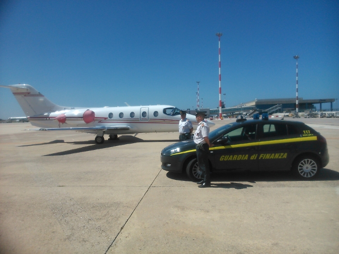 Catania, tassa sui beni di lusso evasa dalle compagnie di eurotaxi a Fontanarossa