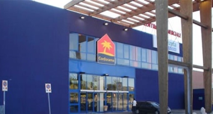 Riposto, colla nei cancelli del centro commerciale