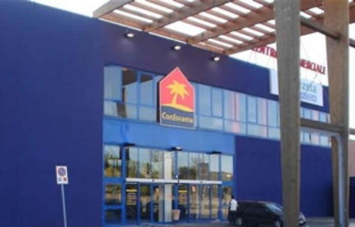 Riposto, colla ai cancelli del centro commerciale per ripulire la gioielleria