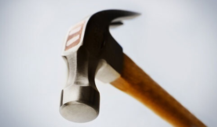 Lancia martello contro auto ex moglie: arrestato per stalking