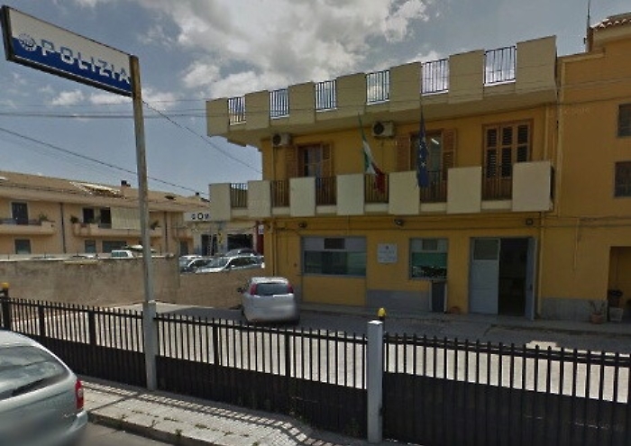 Avola, suicida dopo le botte in commissariato: indagati cinque poliziotti