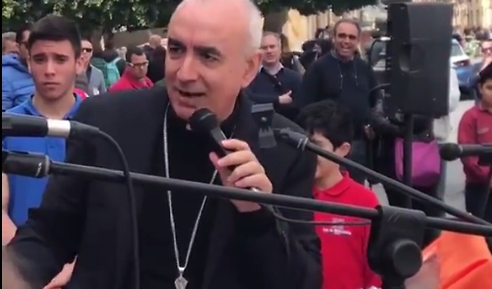 Noto, il vescovo Staglian&ograve; parla ai ragazzi cantando Nek, Mengoni, Moro e Rocco Hunt