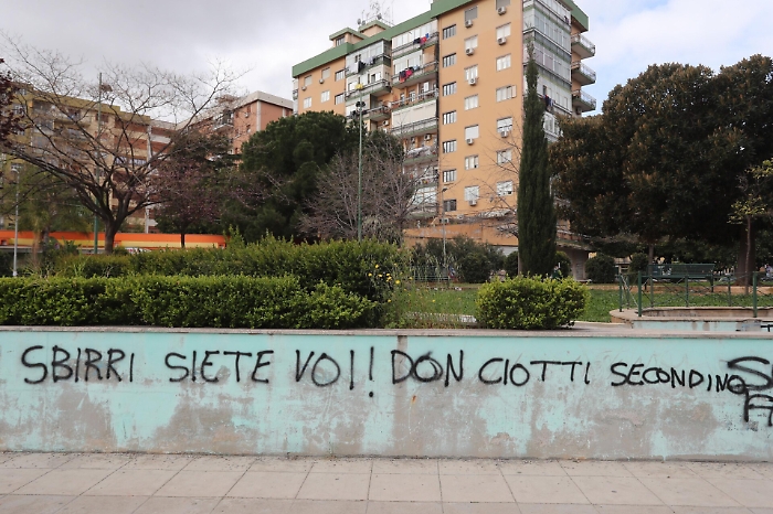 Mafia, anche a Palermo scritte contro Don Ciotti: cancellate pure dai cittadini