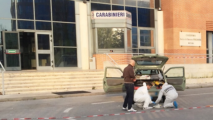 &laquo;Abbiamo una bomba nel borsone&raquo; e sfondano ingresso Comando Cc di Ravenna