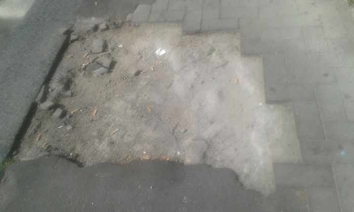Catania, marciapiede rotto in via Dusmet: la lunga attesa