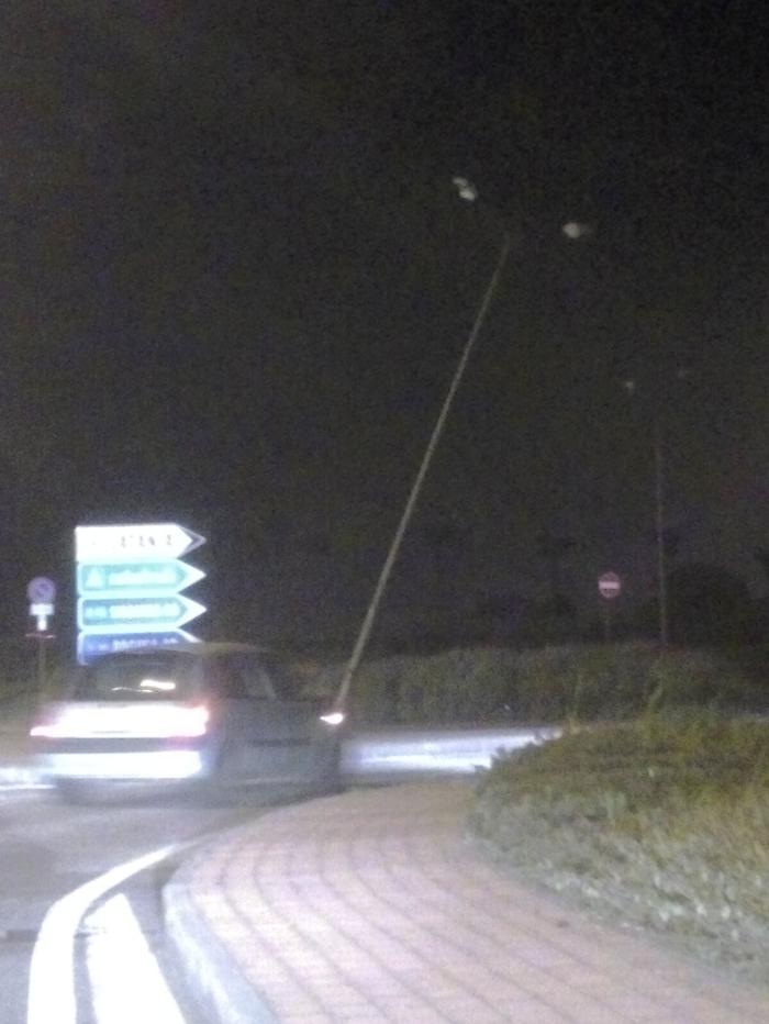 Palo della luce pericoloso Porte di Catania