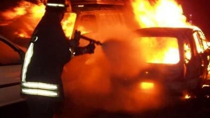 Data alle fiamme14 auto in una officina a Belmonte Mezzagno