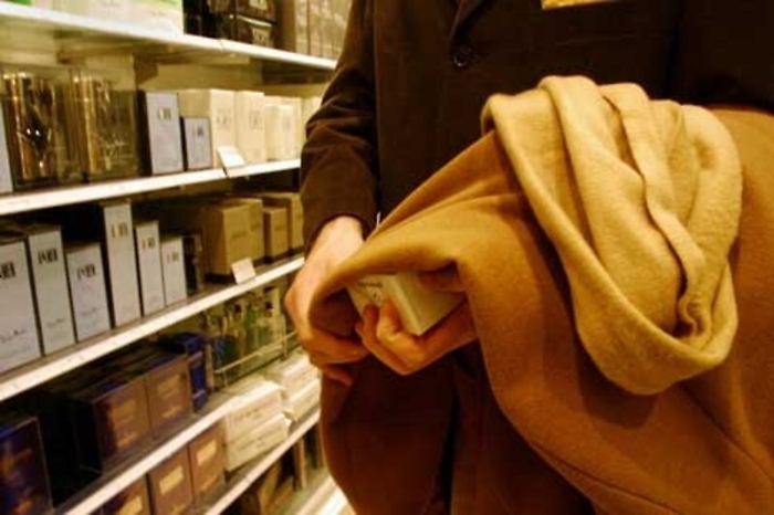 Furto al supermercato del centro commerciale: coppia arrestata a Catania