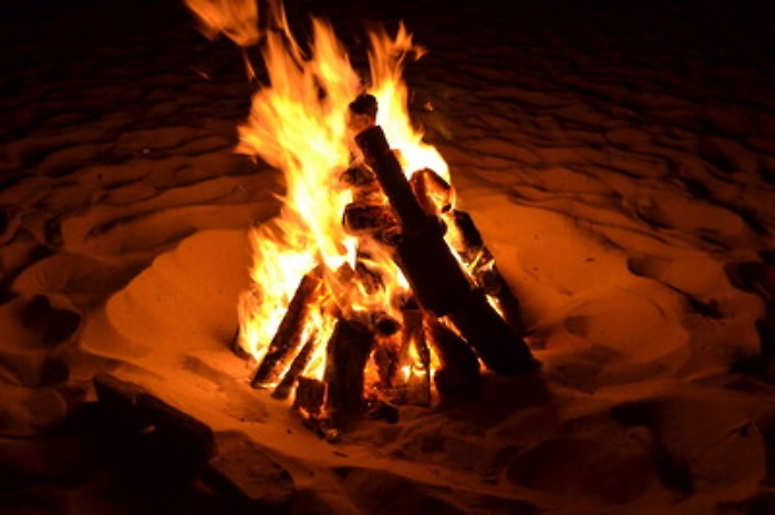 Bimba ustionata sui resti di un fal&ograve; di Ferragosto a Porto Empedocle