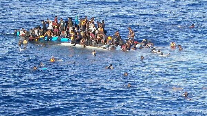 Migrante raggiunge la costa a nuoto e salva i suoi connazionali