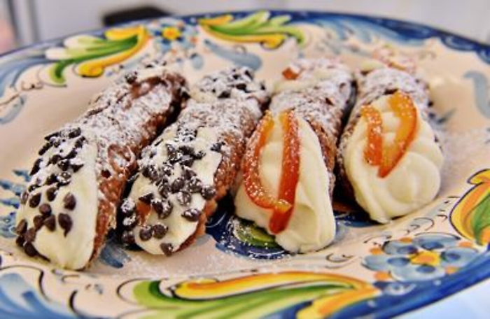 E per la tv di Stato norvegese il cannolo diventa il &ldquo;dolce della mafia&rdquo;