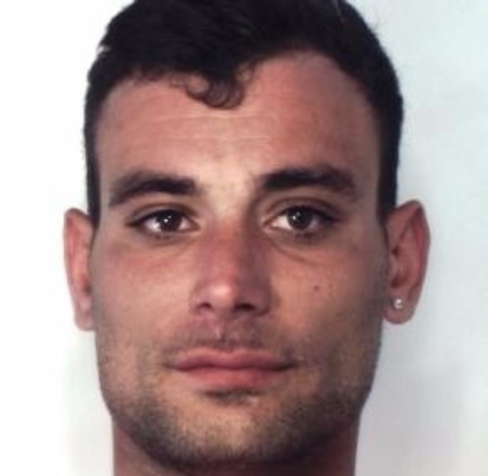 Non si ferma all'alt dei Cc dopo aver rubato climatizzatori: arrestato