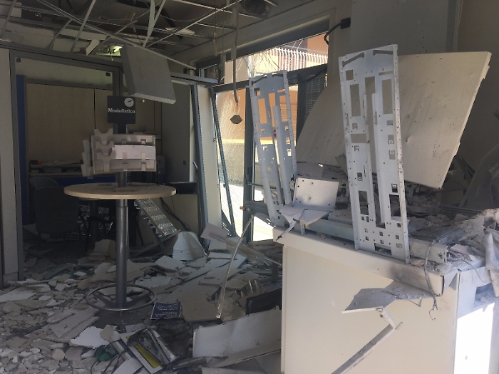 Santa Venerina, fanno esplodere postamat ma fuggono a mani vuote