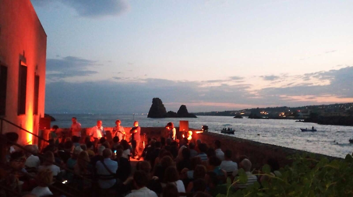 Aci Trezza, Ginevra Gilli incanta il pubblico sull'isola Lachea con la sua arpa celtica