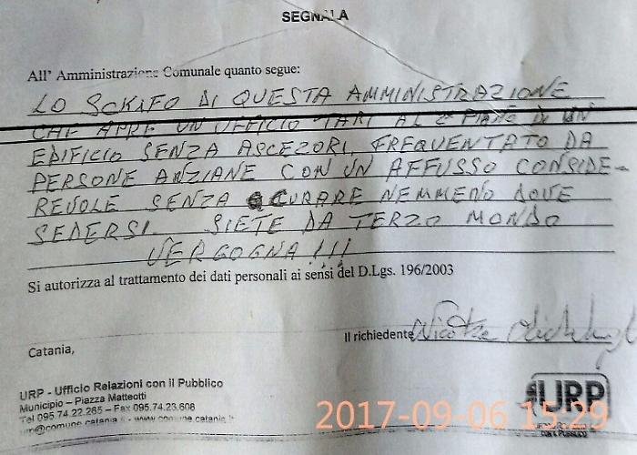 Pagare la Tari a Catania &egrave; un impresa: ufficio senza ascensori e sedie