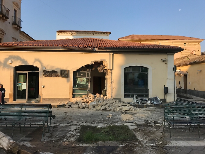 Scordia, assalto al bancomat con escavatore rubato a socio Antiracket