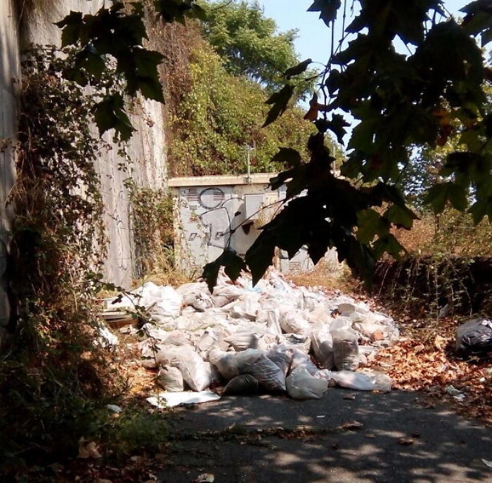 San Giovanni La Punta, sacchi di materiale di risulta ostruiscono accesso a cabina Enel