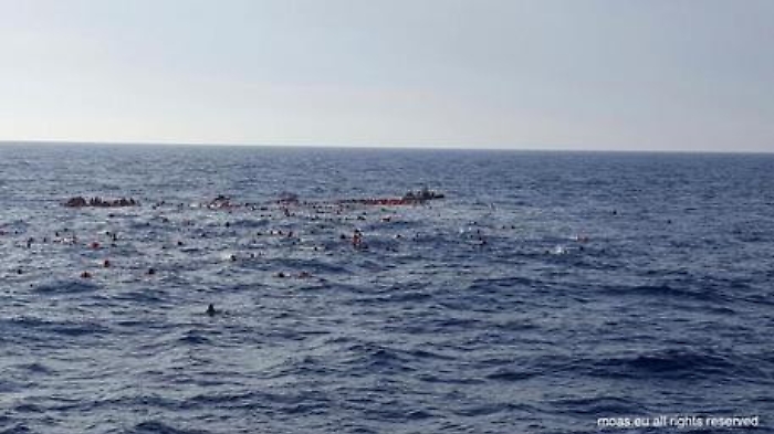 Collisione in mare tra una nave e un barcone carico di migranti: ci sono morti
