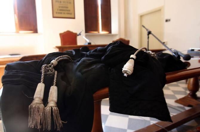 Avvocato catanese "pigliatutto" assume la difesa di parti in conflitto