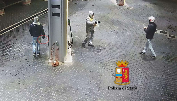 Palermo, otto rapine in quattro mesi al distributore di benzina: arrestati