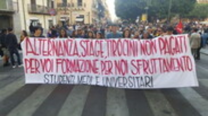 Studenti in piazza a Palermo contro alternanza e tirocini non pagati