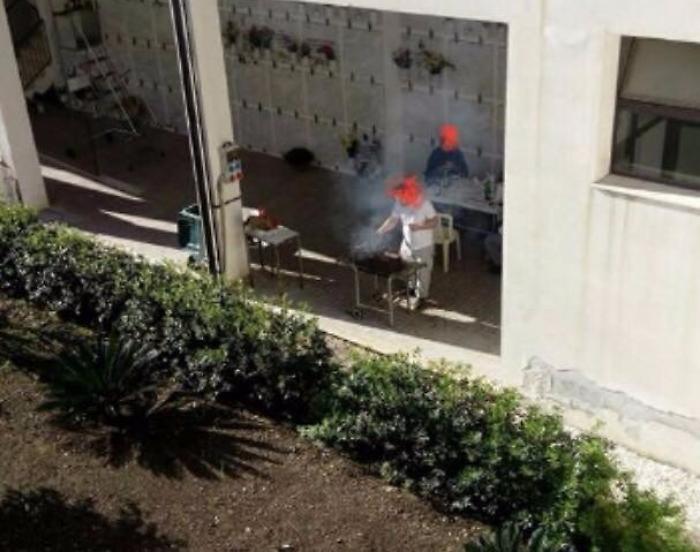 Melilli, il barbe cue tra i loculi, il web (e non solo) si indigna