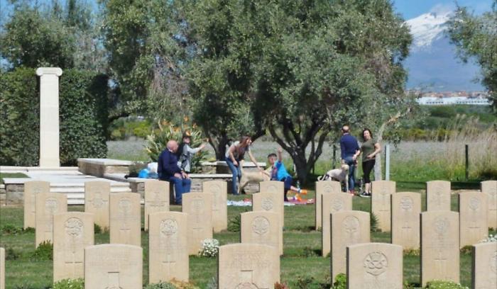 Famiglia catanese fa picnic di Pasquetta al cimitero di guerra inglese