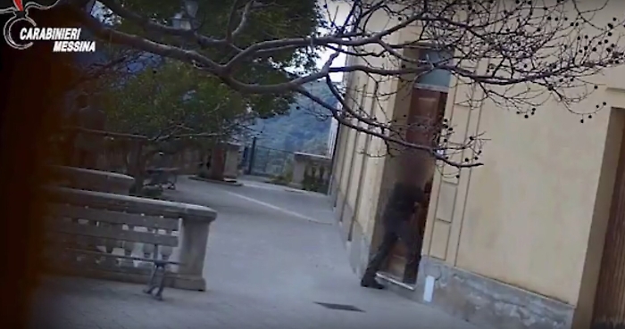 Sedici "furbetti del cartellino" al Comune di Ficarra: al bar o alle Poste durante orario di lavoro