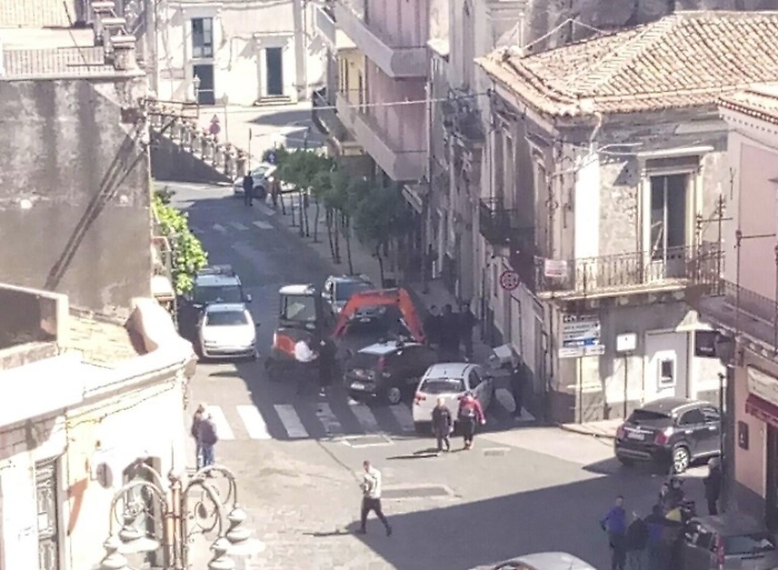 Acicatena, rapina in banca (con escavatore) in pieno giorno