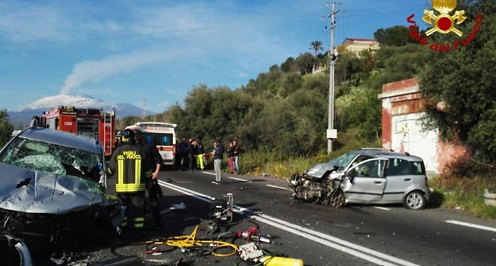 Patern&ograve;, tremendo scontro tra due auto: morta donna di Biancavilla
