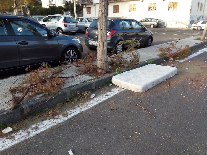 Catania, rami e materasso in strada a Barriera: chi li deve togliere?