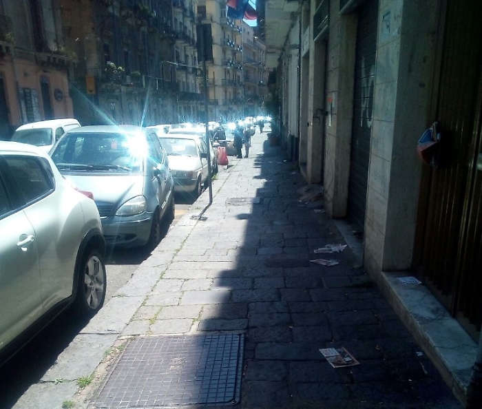 Catania, marciapiede sporco lungo via Francesco Crispi