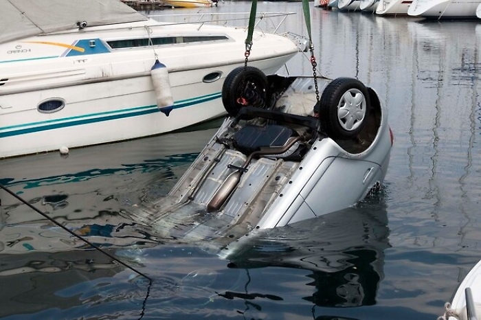 Catania: auto scivola in mare nel porticciolo di Ognina, recuperata dai pompieri