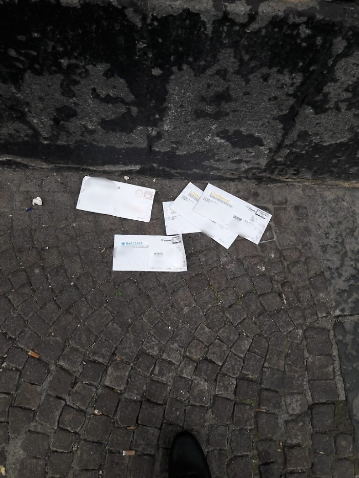 Catania, corrispondenza lasciata per strada