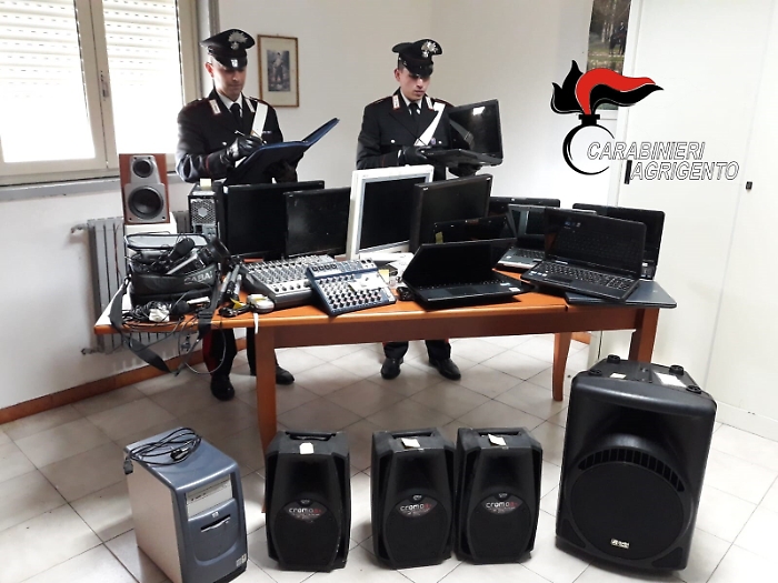 Ribera, arrestata la banda di romeni:  aveva razziato le scuole della zona