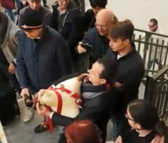 Messina, il sindaco zampognaro le "suona" alla citt&agrave;...  VIDEO