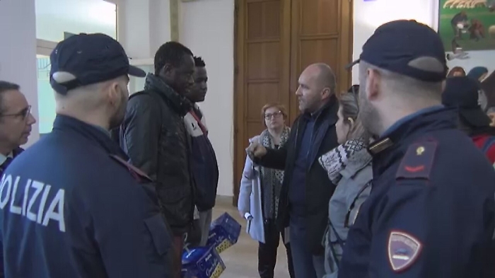 Migranti in Municipio a Gela perch&eacute; da due giorni non toccano cibo