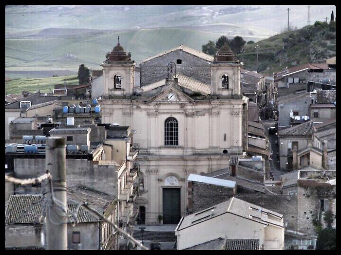 Preside laica vieta novena a scuola, genitori e alunni la fanno itinerante