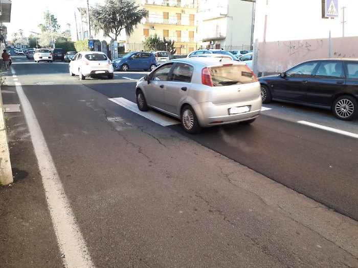 Catania: Via Nuovalucello, strisce pedonali incomplete